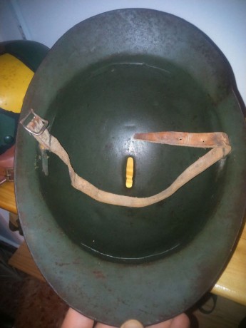 Casco italiano modelo Adrian 1915, participó en la guerra civil, su color es original, no está repintado, 02