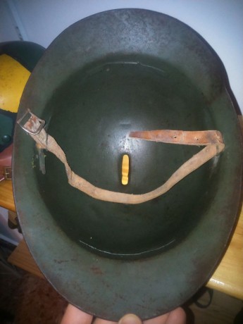 Casco italiano modelo Adrian 1915, participó en la guerra civil, su color es original, no está repintado, 10