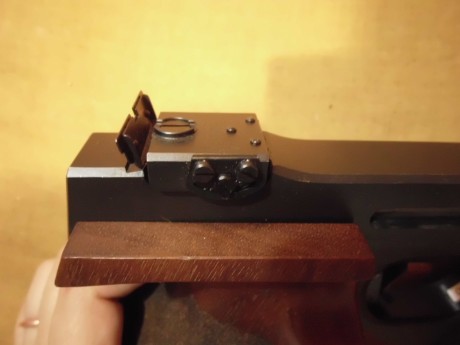 Un compañero del club vende esta pistola que apenas ha usado, ya que lo suyo es el 9 mm y el ipsc.
Como 02