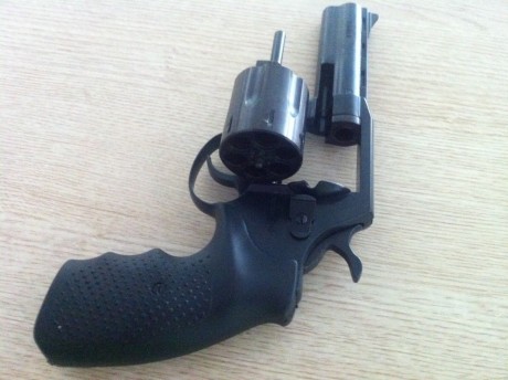 Vendo Revolver a  ESTRENAR Marca ALFA-PROJ  Modelo 840 con Cañon de 4" y Calibre 38 SP en 250€. Cachas 01