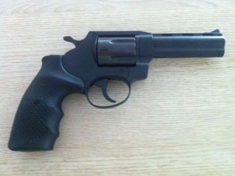 Vendo Revolver a  ESTRENAR Marca ALFA-PROJ  Modelo 840 con Cañon de 4" y Calibre 38 SP en 250€. Cachas 00
