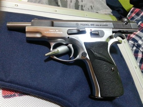 Vendo  Brno CZ 85 9 m/m bicolor con un cargador, disparador muy suave
 la compre por capricho y no me 01
