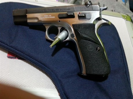 Vendo  Brno CZ 85 9 m/m bicolor con un cargador, disparador muy suave
 la compre por capricho y no me 00