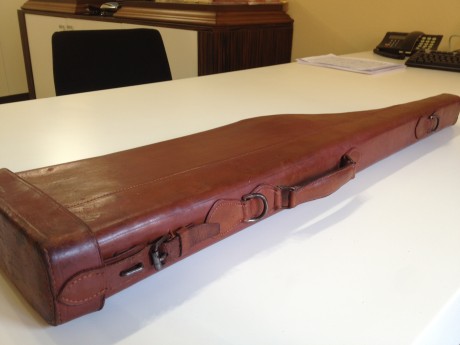 VENDO Funda / Estuche de Piel para guardar y transportar (desmontada) un escopeta Paralela.
Es bastante 02