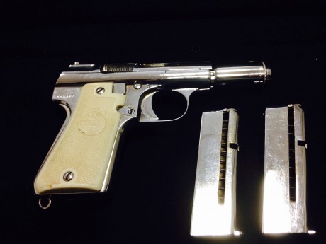 Pistola Astra 3000 en perfecto estado 9 mm corto. De color plateada con dos cargadores. Muy bonita. Dispara 01
