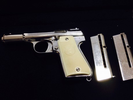 Pistola Astra 3000 en perfecto estado 9 mm corto. De color plateada con dos cargadores. Muy bonita. Dispara 00
