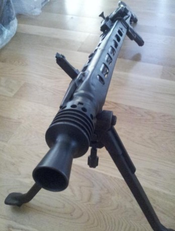 MG42 inutilizada con cuatro agujeros en el cañon, soldada la recamara, el percutor esta soldado y cortado 02