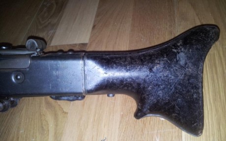 MG42 inutilizada con cuatro agujeros en el cañon, soldada la recamara, el percutor esta soldado y cortado 21