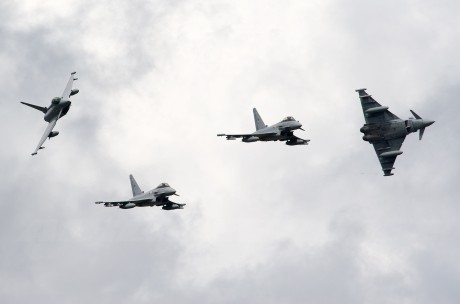 Pues eso, en este hilo pretendo deleitaros como amantes de los aviones de combate que sois muchos, con 111