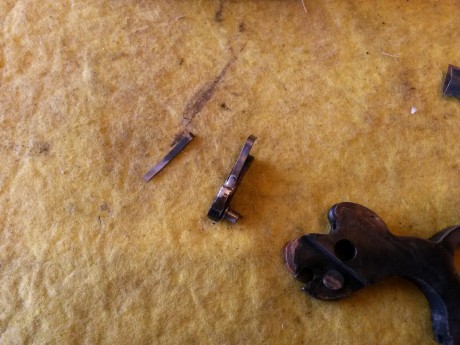 Hola a todos,necesito el despiece de un revolver Adler,se ha roto el muelle del elevador (giro del cilindro) 10