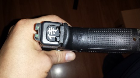 Hola, recientemente he adquirido una tapeta para la parte trasera de la glock pero al ponerla esta no 00