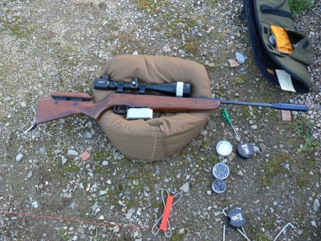 Hice esta agrupación con mi Fenix 400 Star, efectuando 14 disparos a 50m. El silenciador se lo hice porque 90