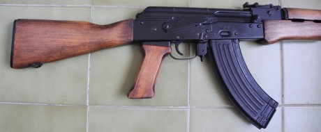 Vendo fusil AK 47 fabricado por la casa FEG de Hungría en calibre 7.62x39, como podeis apreciar en las 00