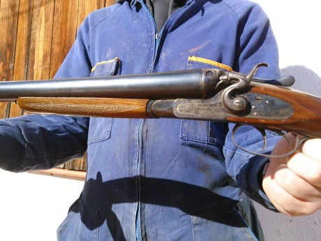 Pues un amigo me pide que le ponga a la venta su escopeta paralela de perrillos del 12 marca Jabali.

Esta 21