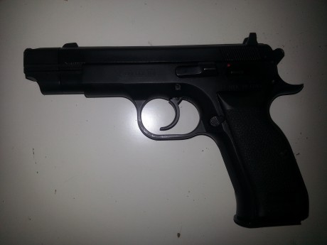 Hola, vendo tanfoglio p19 carry de 9mm 
muy pocos tiros incluye dos cargadores maletin de transporte y 01