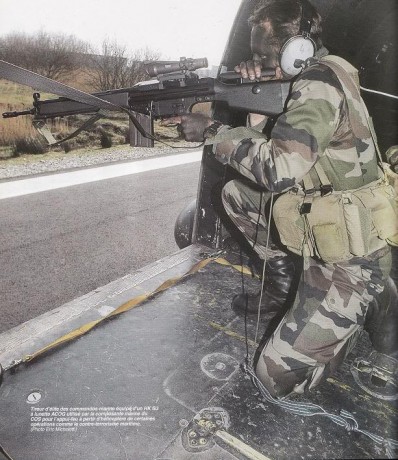 Parece ser que la primera bandera de la BRIPAC, en unos entrenamientos previos al despliegue en el Libano, 70