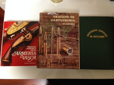 Se vende  colección completa  de libros sobre armas y cartuchería, formada por: 

Tratado de cartuchería, 02