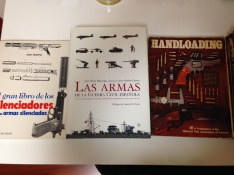Se vende  colección completa  de libros sobre armas y cartuchería, formada por: 

Tratado de cartuchería, 01