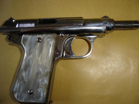 Buenas familia. Vendo Astra modelo 4000 cal. 9mm corto. Solo he disparado 20 tiros con ella y va perfecta. 00