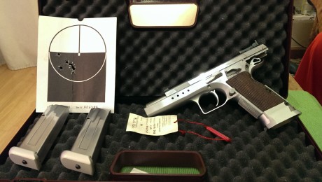 Se vende Tanfoglio Limited custom HC 9mm parabelum, en buen estado, dos cargadores, caja original martillo 01