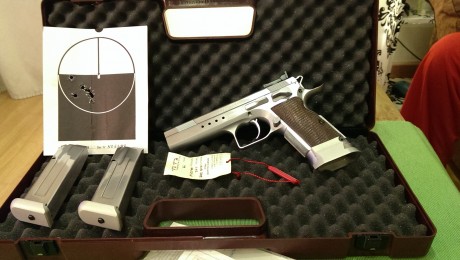 Se vende Tanfoglio Limited custom HC 9mm parabelum, en buen estado, dos cargadores, caja original martillo 00