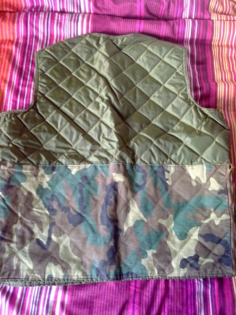 Chaleco camuflaje con varios bolsillos, también tiene para guardar cartuchos, no se la talla, creo que 01