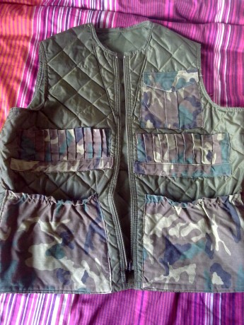 Chaleco camuflaje con varios bolsillos, también tiene para guardar cartuchos, no se la talla, creo que 00