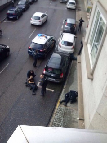Hola, acabo de verlo en la edición digital de FARO DE VIGO.

https://www.farodevigo.es/gran-vigo/2014/11/28/atracador-muerto-policias-graves-asalto/1140313.html