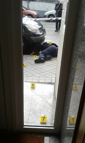 Hola, acabo de verlo en la edición digital de FARO DE VIGO.

https://www.farodevigo.es/gran-vigo/2014/11/28/atracador-muerto-policias-graves-asalto/1140313.html