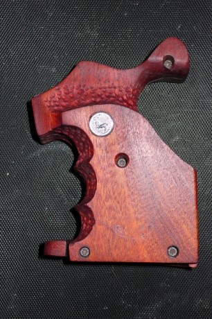 Pongo a la venta estas dos cachas deportivas, para revólver Colt Python, pues las tengo muertas de risa. 01
