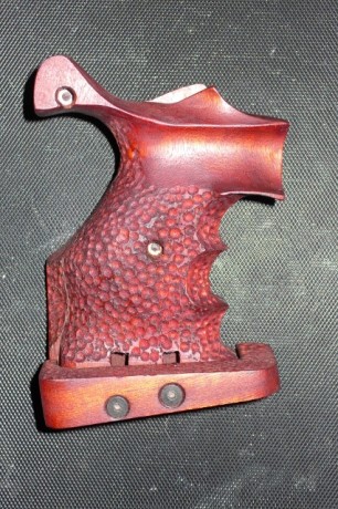 Pongo a la venta estas dos cachas deportivas, para revólver Colt Python, pues las tengo muertas de risa. 00