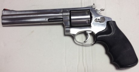 Buenos días:

Un compañero que deja el tiro me ha pasado sus armas cortas para venderlas.
Están en muy 00