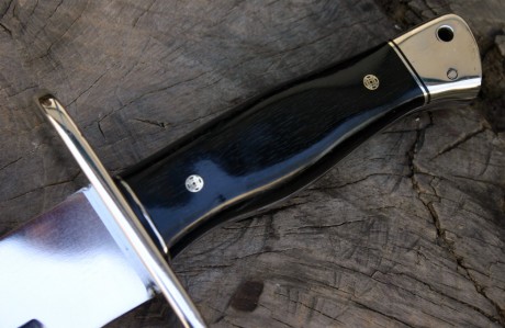 Vendo cuchillo Bowie hecho por encargo, sin uso. Tiene una longitud total de 38 cm., la hoja mide 25,5 132
