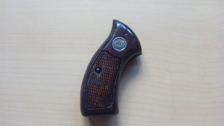 Vendo un juego de cachas de madera originales para Astra 680.

El precio de las de madera, es de 15 euros, 10