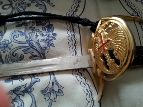 Me ofrecen este sable del Ejército y quisiera saber si es auténtico o es una copia que venden por internet.
Como 02