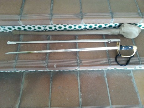 Me ofrecen este sable del Ejército y quisiera saber si es auténtico o es una copia que venden por internet.
Como 01