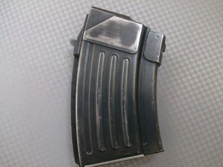 Hola, vendo un cargador de acero original de AK-47 de 10 tiros.  Está  usado pero funciona perfectamente. 01