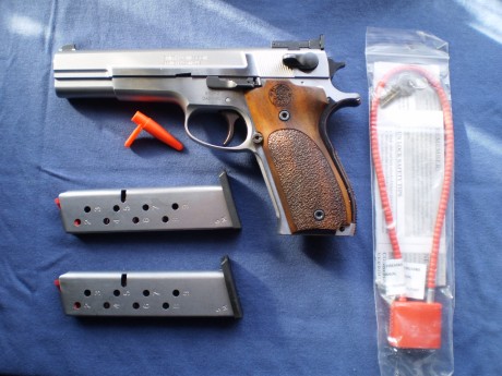 se vende pistola Smith &wesson de 5 ".modelo 952-2 performance center
Muy buen estado acero inoxidable
dos 00