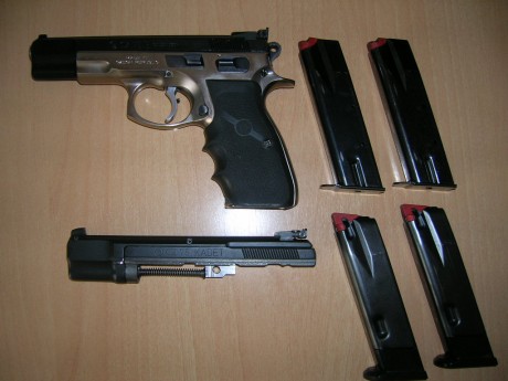 Hola a todos
Vendo pistola CZ-75 B en 9 mm. Bitono, con carro del .22lr
El arma está en muy buenas condiciones, 02