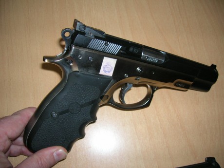 Hola a todos
Vendo pistola CZ-75 B en 9 mm. Bitono, con carro del .22lr
El arma está en muy buenas condiciones, 01