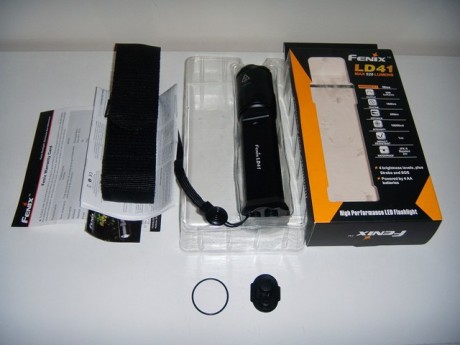 Linterna Fenix LD41 en perfecto estado, sin uso. Incluye caja, instrucciones, tarjeta de garantía, correa, 02