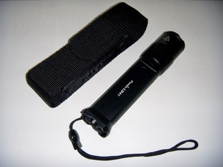 Linterna Fenix LD41 en perfecto estado, sin uso. Incluye caja, instrucciones, tarjeta de garantía, correa, 01