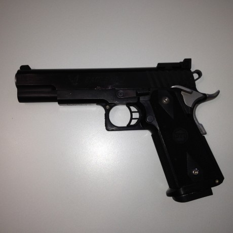 Cambio pistola STI EAGLE 5.1 del calibre 40S&W. El lote incluye, la pistola, 3 cargadores, las miras 02
