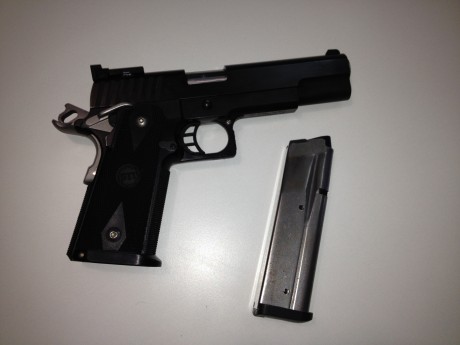 Cambio pistola STI EAGLE 5.1 del calibre 40S&W. El lote incluye, la pistola, 3 cargadores, las miras 00