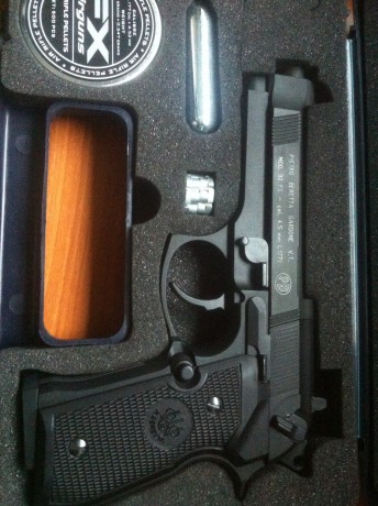 Cambio Beretta 92FS CO2 de Umarex  cal 4,5 a estrenar por pistola o revolver de fogueo en iguales condiciones.
 00