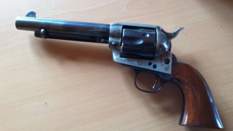 Vendo revólver Uberti 45 lc de 5 pulgadas y media.
He disparado tan solo 12 cartuchos con lo que esta 01