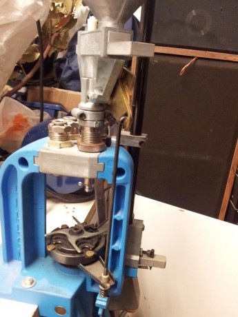Vendo prensa dillon 550,en perfecto estado,con los dies  del 9 mm,la vendo porque al final recargo con 00
