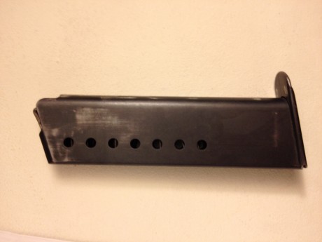 Hola compañeros.
En venta cargador SIG P-210 fabricación SUIZA calibre 9mm 
Precio 105€ portes incluidos 01