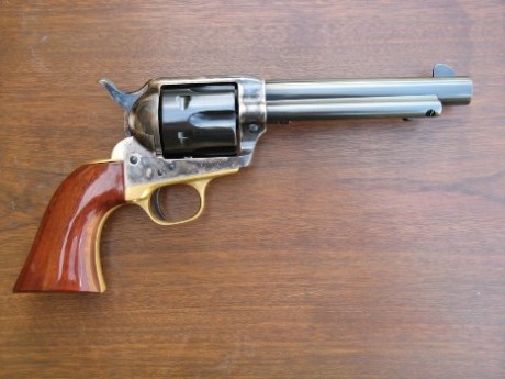 Compro, en Madrid, Revolver Uberti Catlleman en calibre 357 Magnum 
con cañón de 4. 3/4" o bien 00
