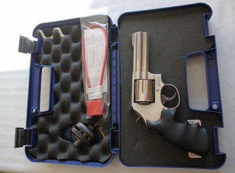 Vendo revolver Smith&Wesson 686 4" Calibre 38/357 Magnum impecable, con caja original y accesorios. 01